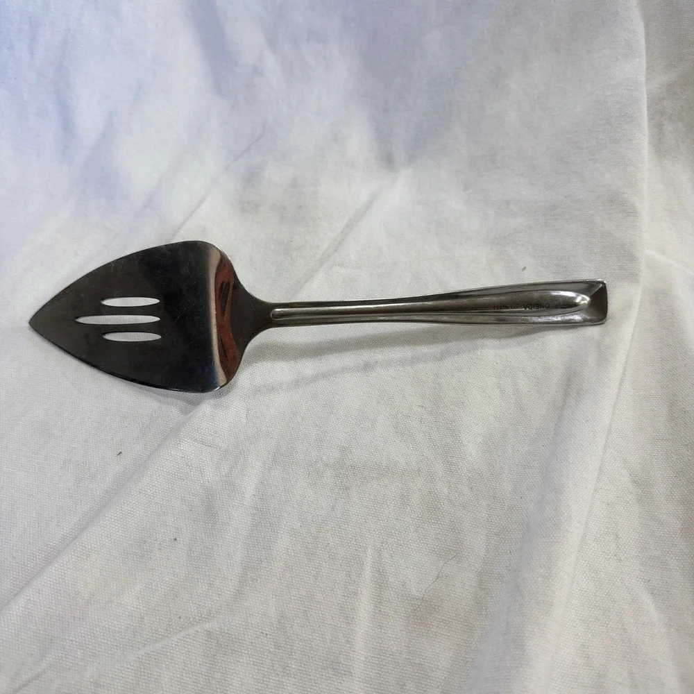 Oneida Pie Server Unisex OS Silver Excellent Slotted Stainless Steel Flatware
